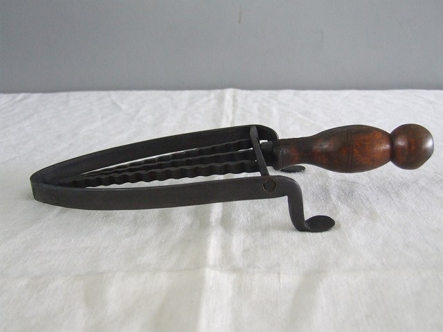 アンティーク イギリスで買い付けた 鍋敷きやプランター置きに使いたい アイロンスタンド