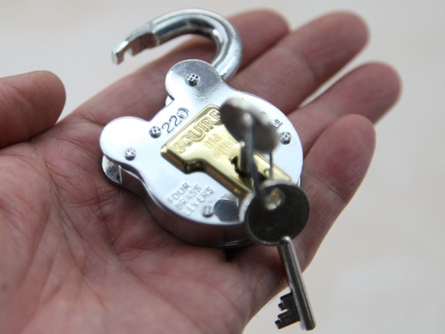 アンティーク イギリスで買い付けた くまの形 真鍮製 SQUIRE squire  220 パドロックキー 南京錠