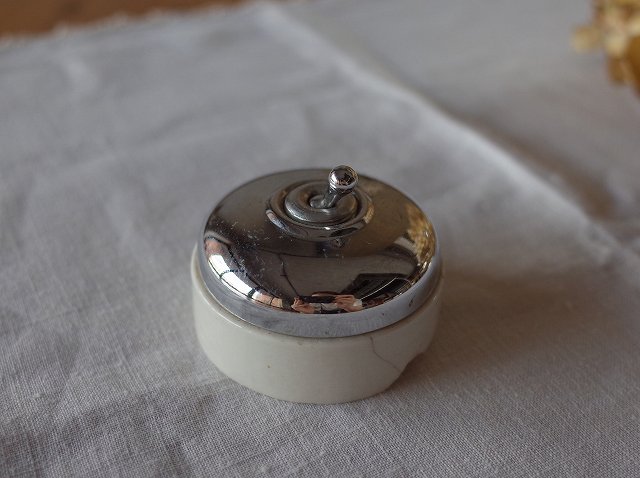 イギリスで買い付けたコロンと可愛いクロムメッキと陶器のスイッチ