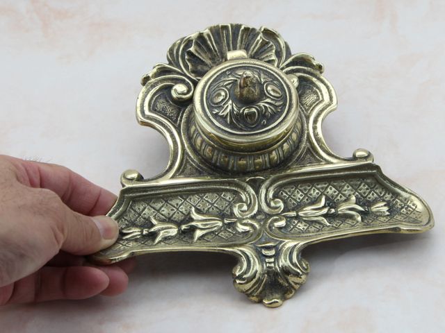 アンティーク イギリスで買い付けた ヴィクトリア時代 真鍮製 ペントレイ インクボトル付き