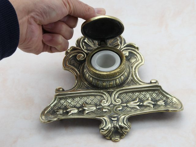 アンティーク イギリスで買い付けた ヴィクトリア時代 真鍮製 ペントレイ インクボトル付き