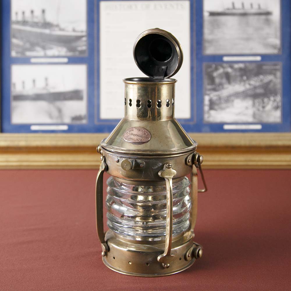 ヴィンテージ イギリスで買い付けた キャンプやアウトドアで使いたい 船舶ランプ