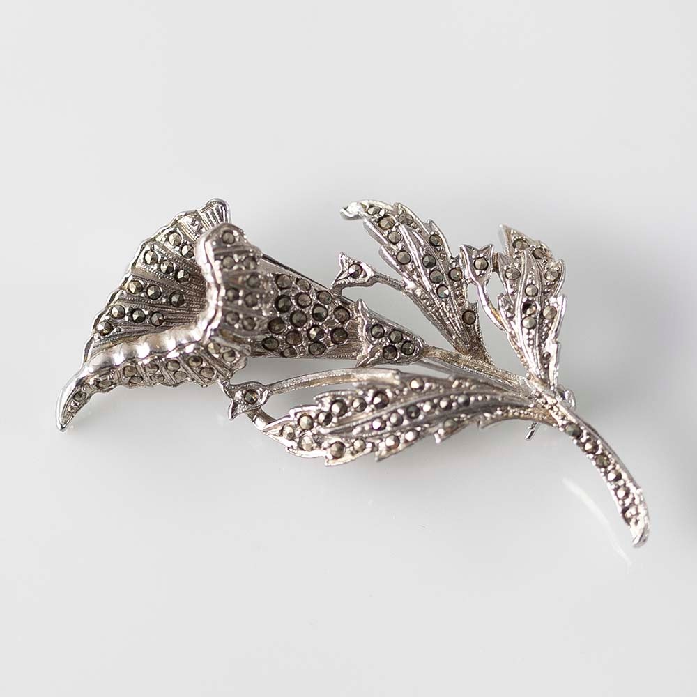 アンティーク イギリスで買い付けた マーカサイトがちりばめられた 花のデザイン ブローチ