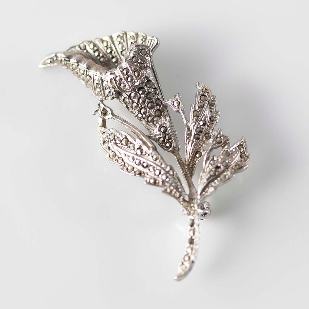 アンティーク イギリスで買い付けた マーカサイトがちりばめられた 花のデザイン ブローチ