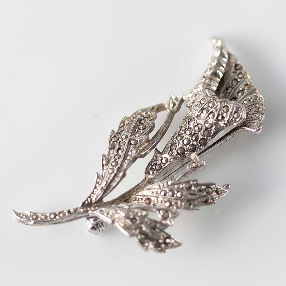 アンティーク イギリスで買い付けた マーカサイトがちりばめられた 花のデザイン ブローチ