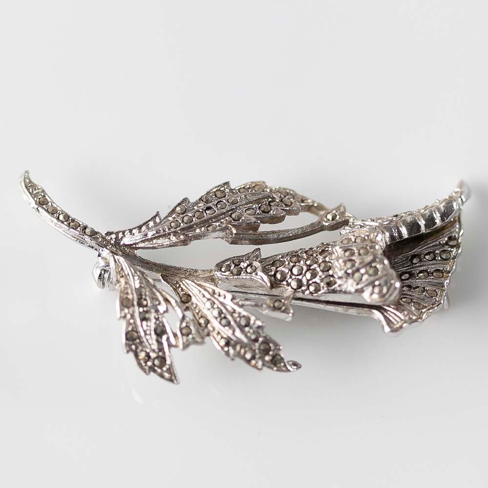 アンティーク イギリスで買い付けた マーカサイトがちりばめられた 花のデザイン ブローチ