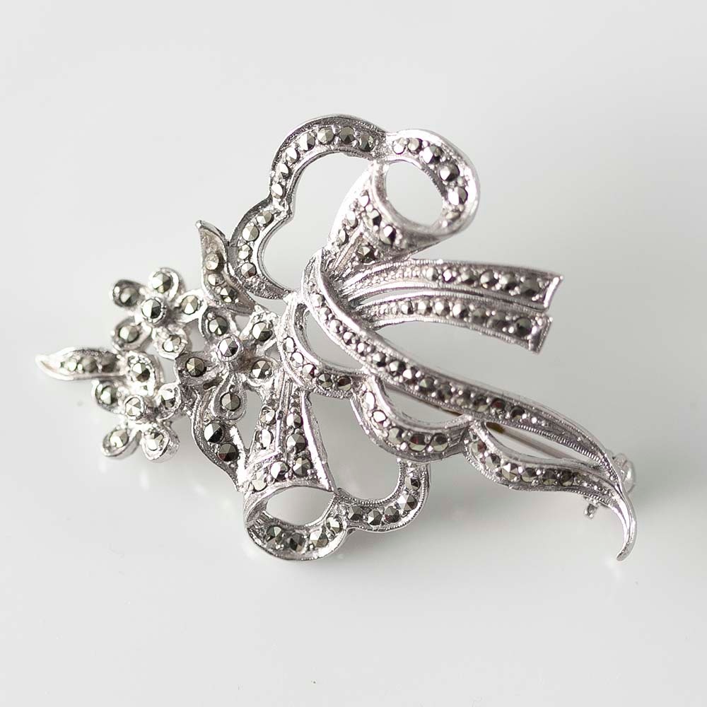 アンティーク イギリスで買い付けた マーカサイトがちりばめられた 花とリボン ブローチ