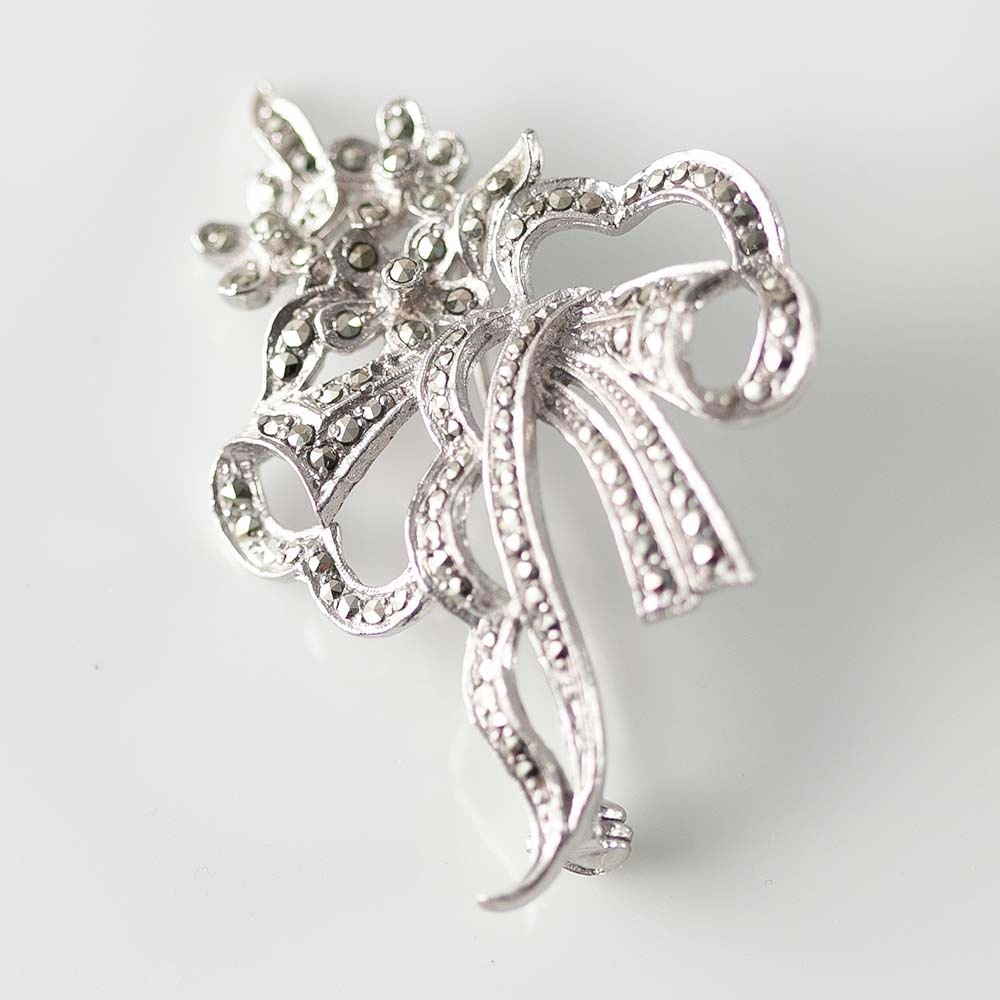 アンティーク イギリスで買い付けた マーカサイトがちりばめられた 花とリボン ブローチ