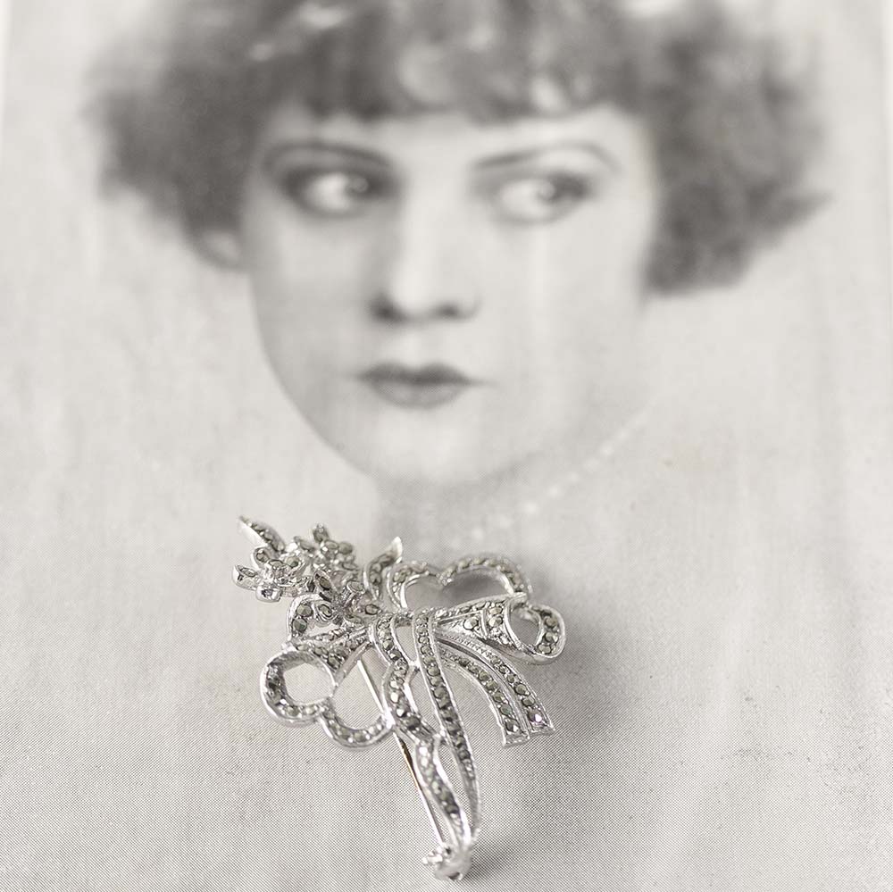 アンティーク イギリスで買い付けた マーカサイトがちりばめられた 花とリボン ブローチ