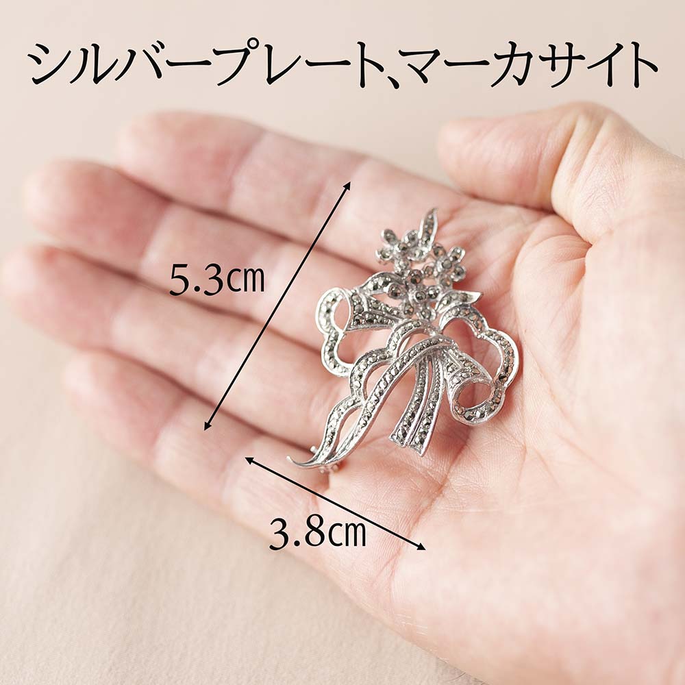 アンティーク イギリスで買い付けた マーカサイトがちりばめられた 花とリボン ブローチ