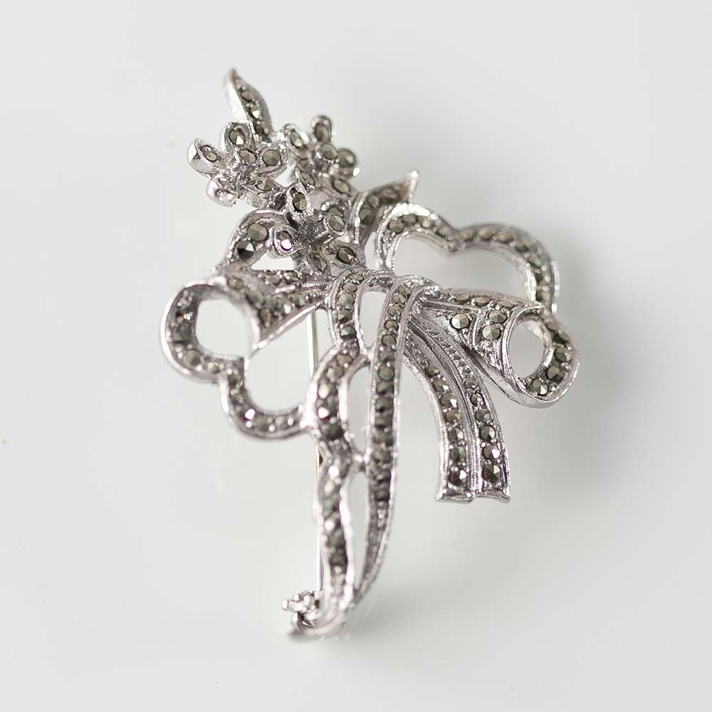 アンティーク イギリスで買い付けた マーカサイトがちりばめられた 花とリボン ブローチ