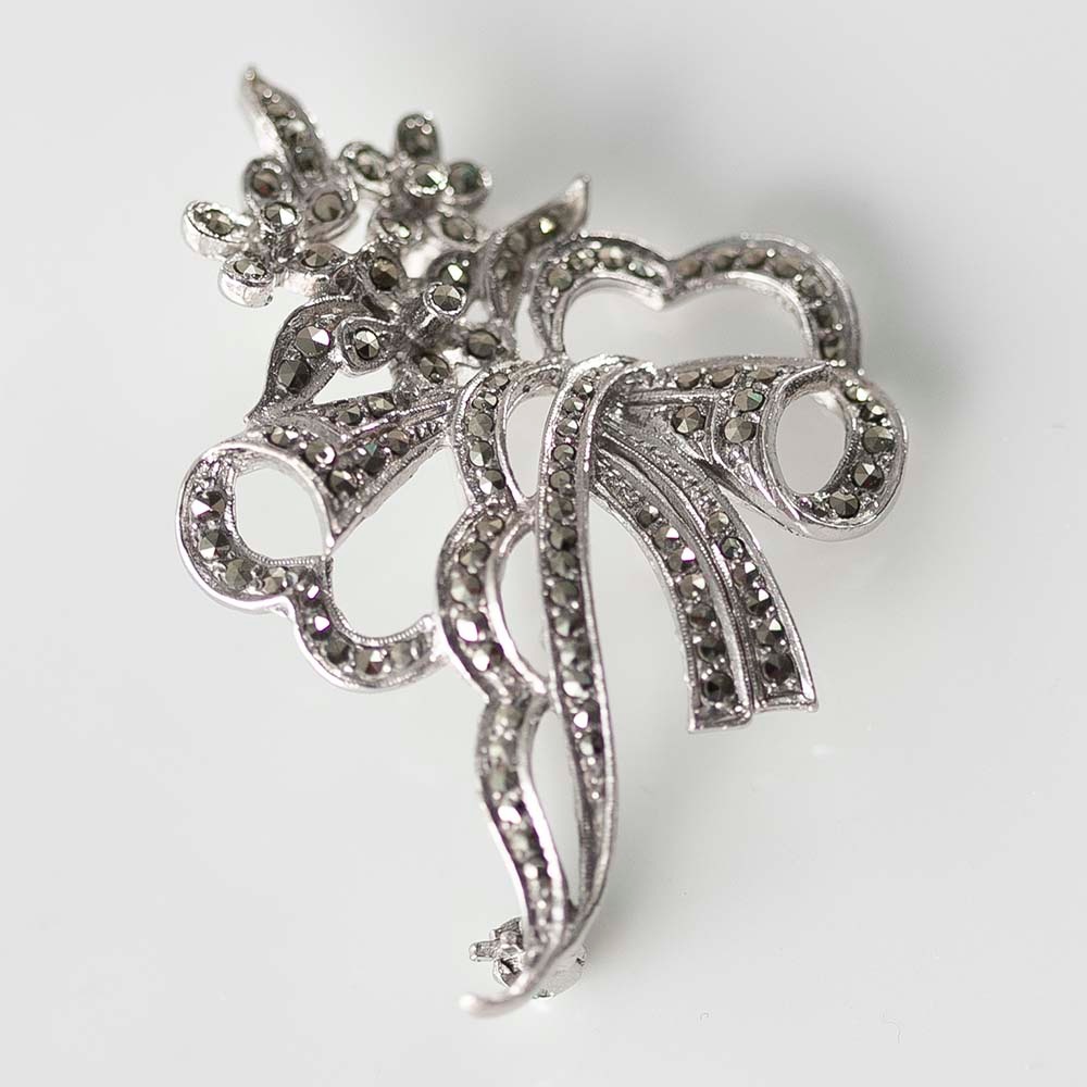 アンティーク イギリスで買い付けた マーカサイトがちりばめられた 花とリボン ブローチ