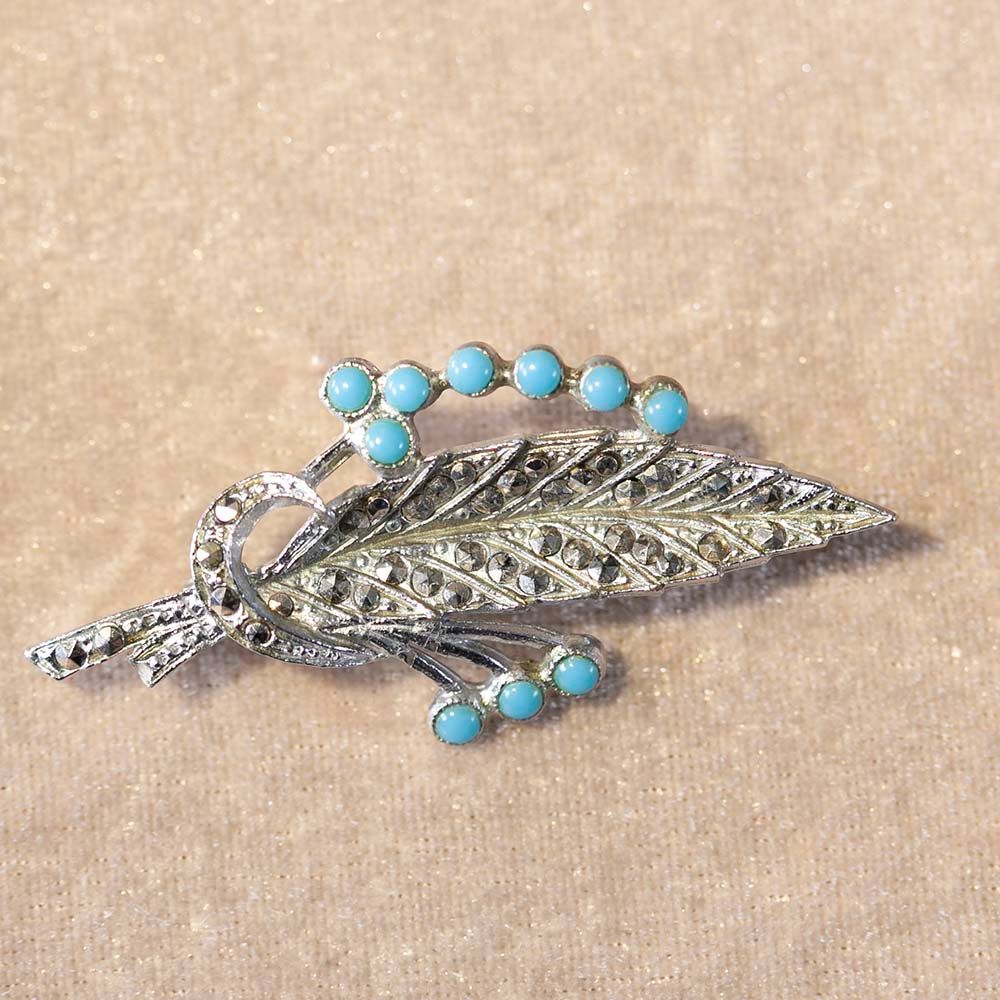 【新着商品】ヴィンテージ イギリスで買い付けた ターキッシュブルーが素敵なトルコ石とマーカサイトが配された ブローチ