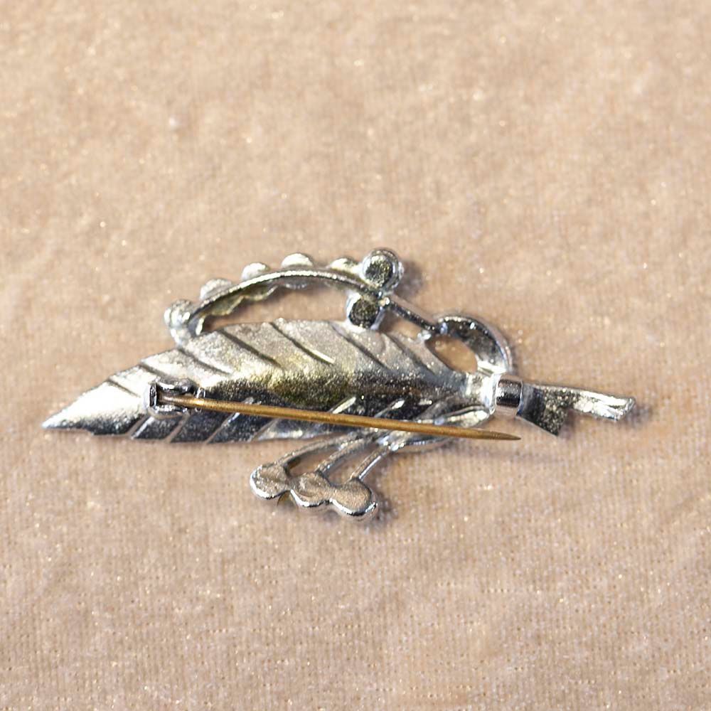 【新着商品】ヴィンテージ イギリスで買い付けた ターキッシュブルーが素敵なトルコ石とマーカサイトが配された ブローチ