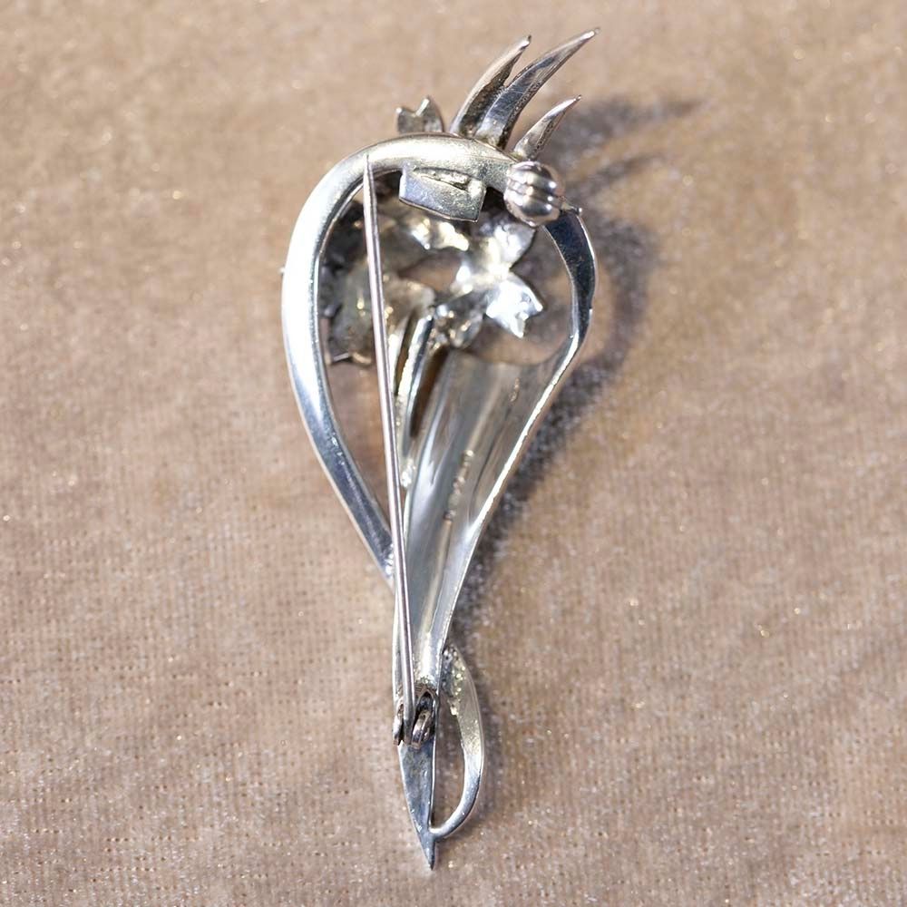 【新着商品】アンティーク イギリスで買い付けた 1930年代製 マーカサイトが配された 花束のデザイン ブローチ