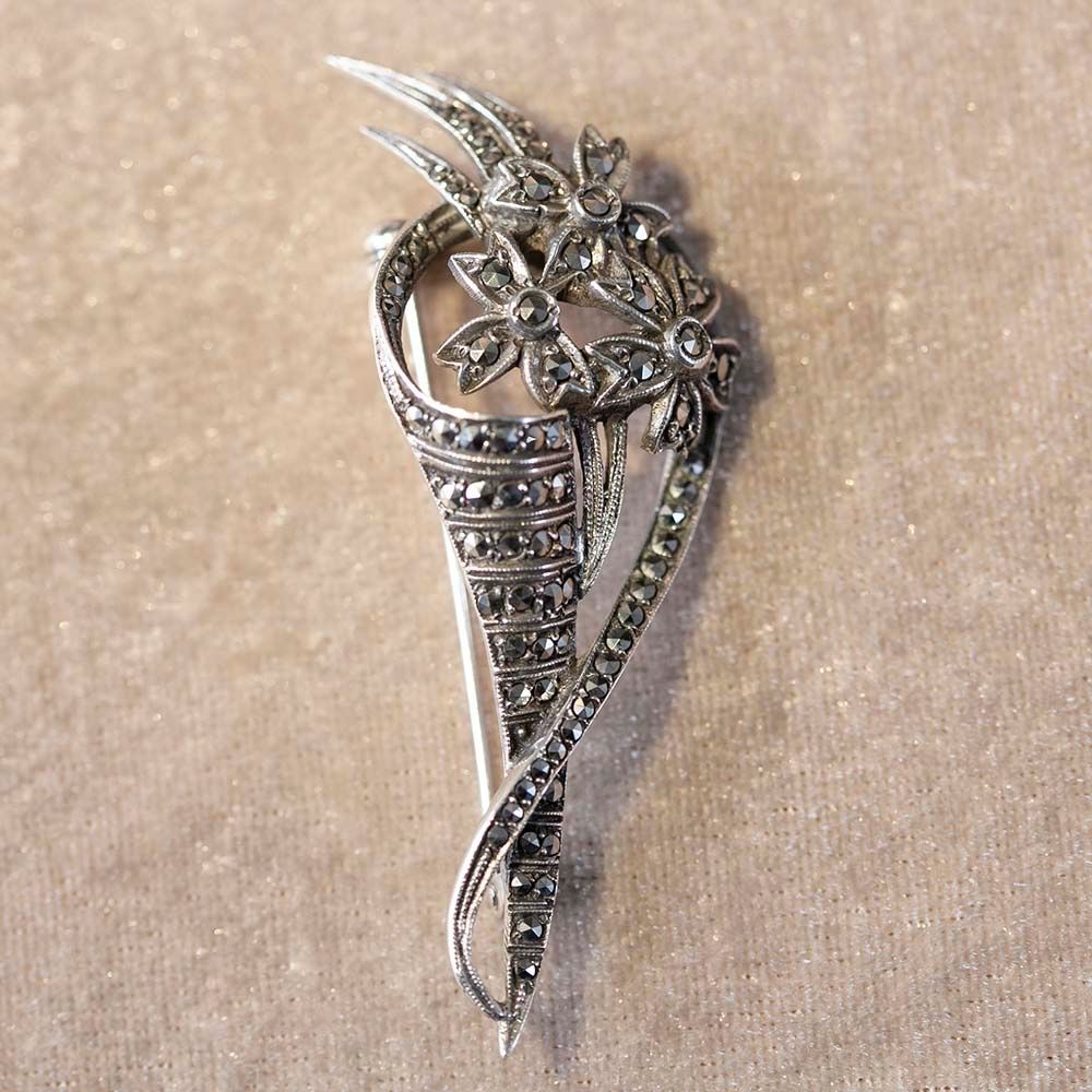 【新着商品】アンティーク イギリスで買い付けた 1930年代製 マーカサイトが配された 花束のデザイン ブローチ