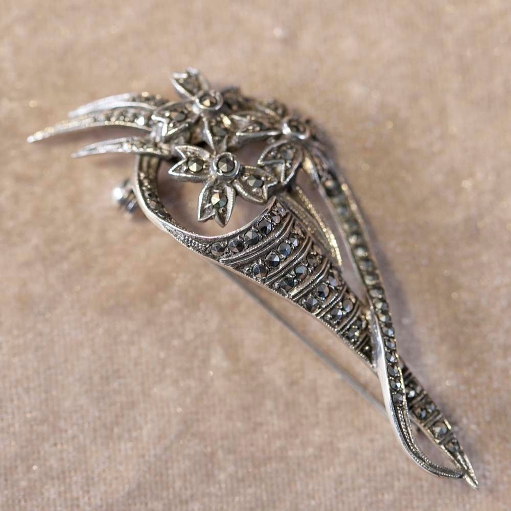 【新着商品】アンティーク イギリスで買い付けた 1930年代製 マーカサイトが配された 花束のデザイン ブローチ