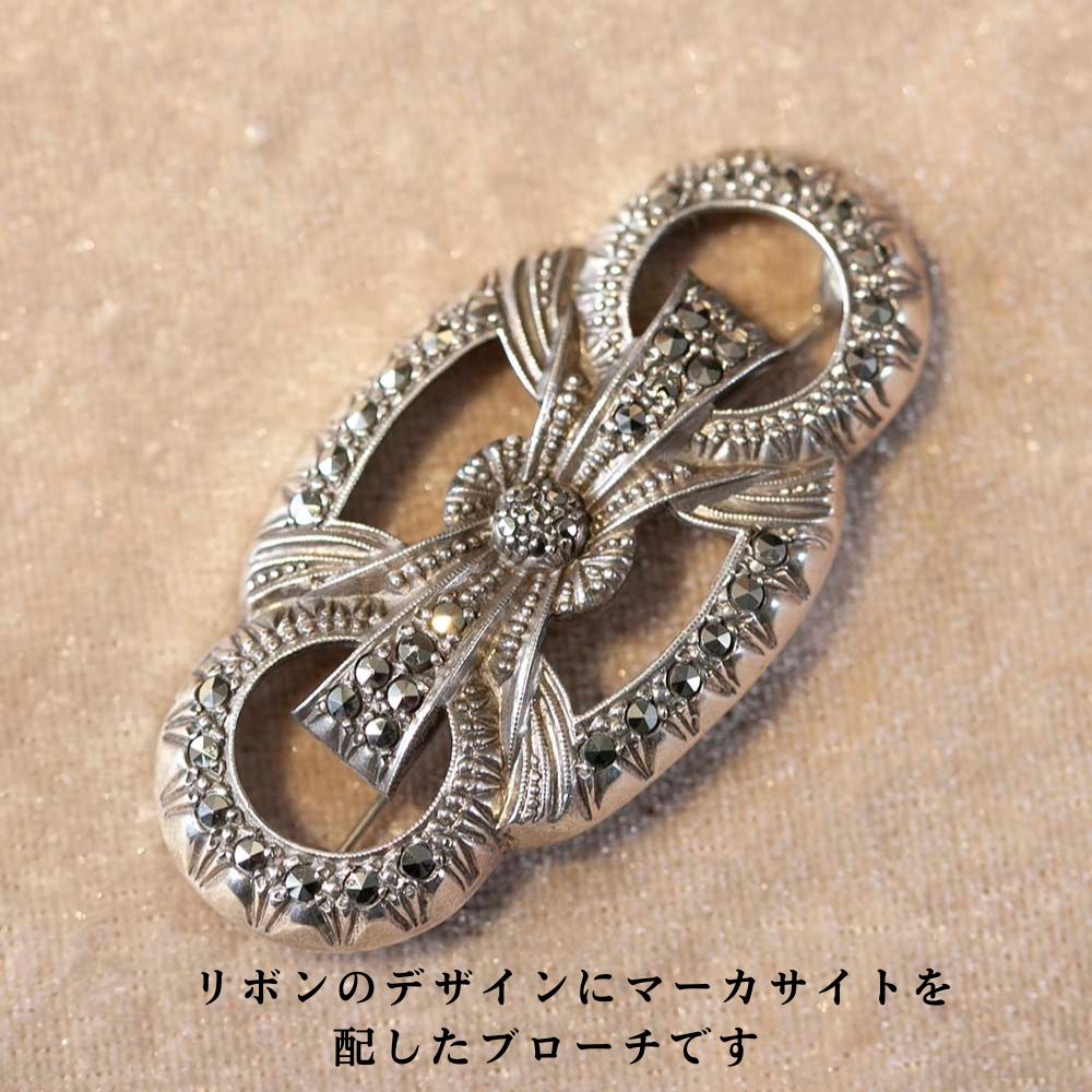 【新着商品】ヴィンテージ イギリスで買い付けた 1950年代製 マーカサイトが配された リボンのデザイン ブローチ