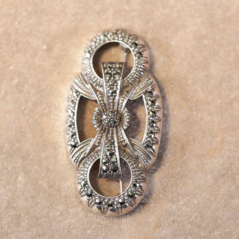 【新着商品】ヴィンテージ イギリスで買い付けた 1950年代製 マーカサイトが配された リボンのデザイン ブローチ