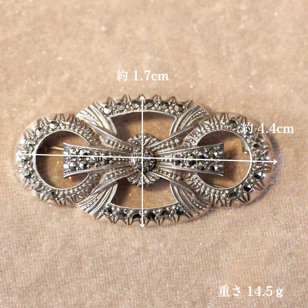 【新着商品】ヴィンテージ イギリスで買い付けた 1950年代製 マーカサイトが配された リボンのデザイン ブローチ