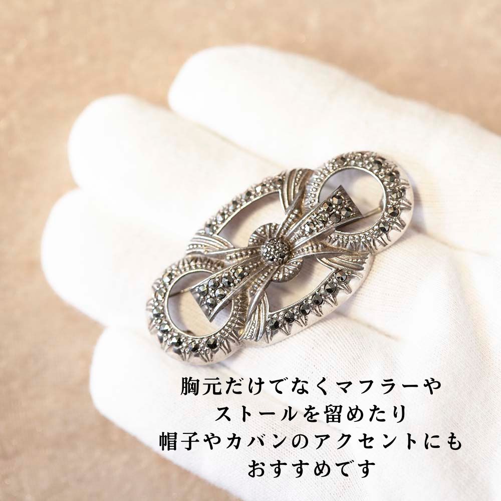 【新着商品】ヴィンテージ イギリスで買い付けた 1950年代製 マーカサイトが配された リボンのデザイン ブローチ