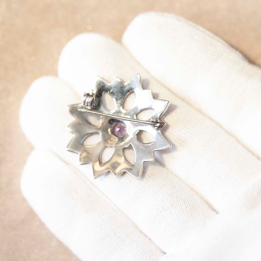 【新着商品】アンティーク イギリスで買い付けた 1930年代製 マーカサイトが配された 花のデザイン ブローチ