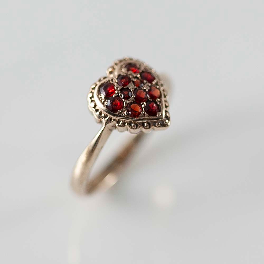 アンティーク イギリスで買い付けた ハートのデザイン 9K 1月の誕生石 ガーネットリング 13号