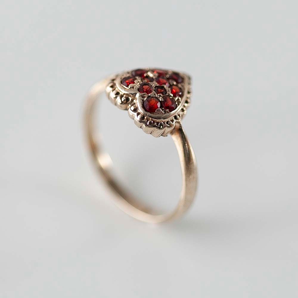 アンティーク イギリスで買い付けた ハートのデザイン 9K 1月の誕生石 ガーネットリング 13号