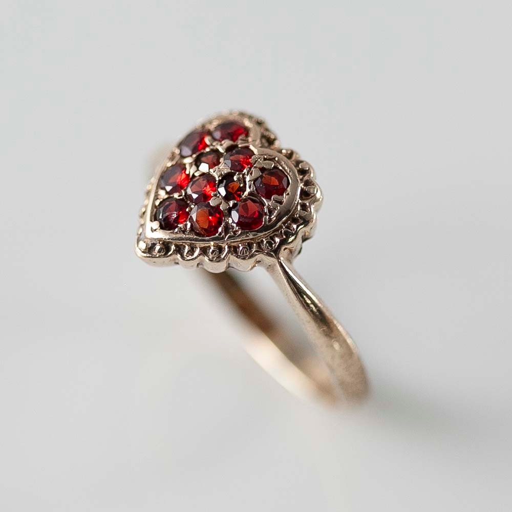 アンティーク イギリスで買い付けた ハートのデザイン 9K 1月の誕生石 ガーネットリング 13号