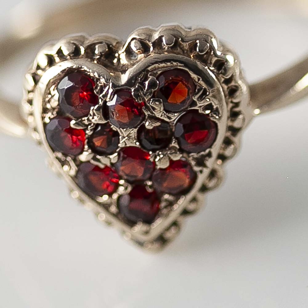 アンティーク イギリスで買い付けた ハートのデザイン 9K 1月の誕生石 ガーネットリング 13号