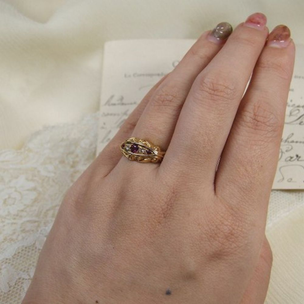 【鑑別書付き】 アンティーク イギリスで買い付けた 18金 7月 誕生石 ルビーとダイヤのリング 16～16.5号