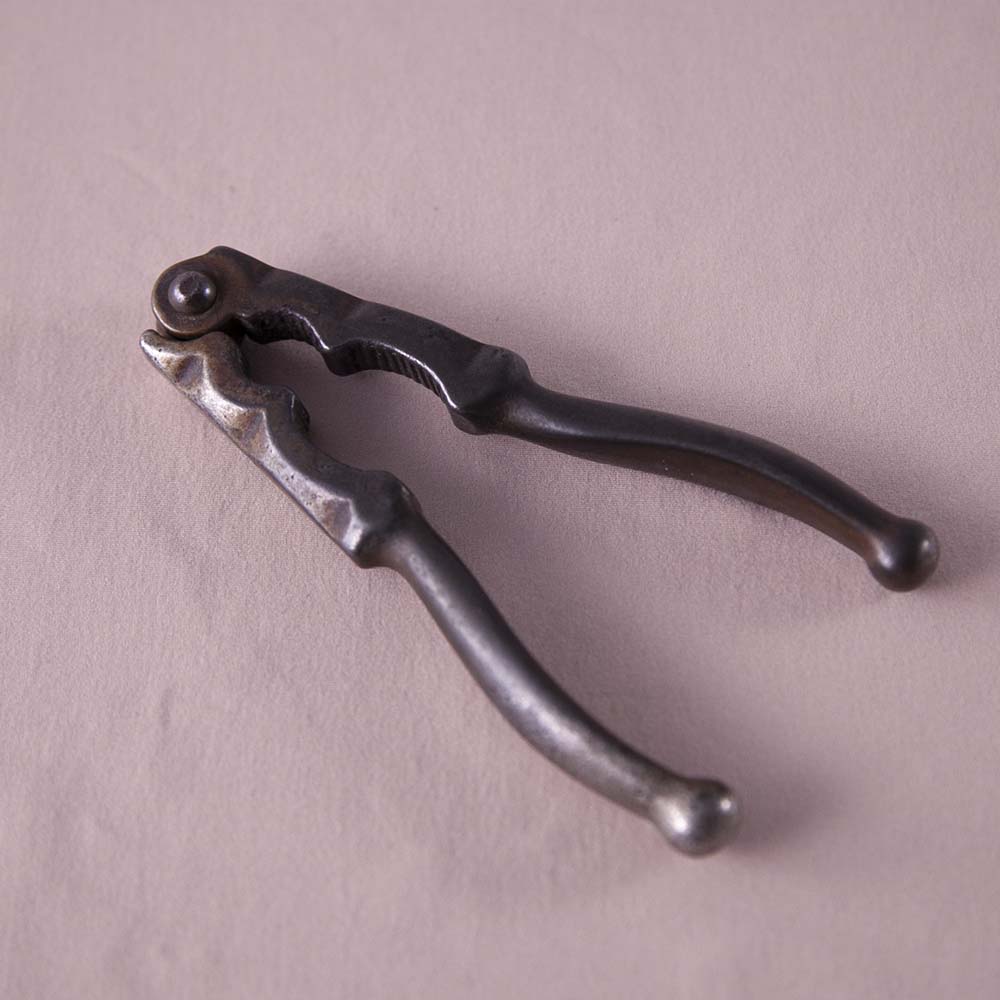 アンティーク イギリスで買い付けた 大小のサイズを割ることのできる ナッツクラッカー くるみ割り