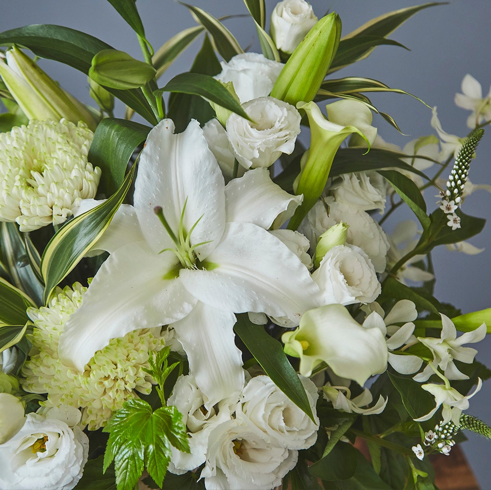 【お供え・お悔やみ生花アレンジメント】　カラー：白×グリーン〈140-160サイズ〉