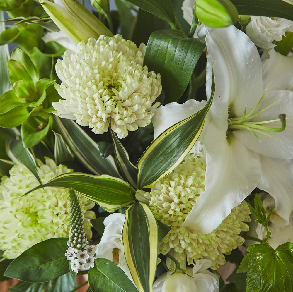 【お供え・お悔やみ生花アレンジメント】　カラー：白×グリーン〈140-160サイズ〉