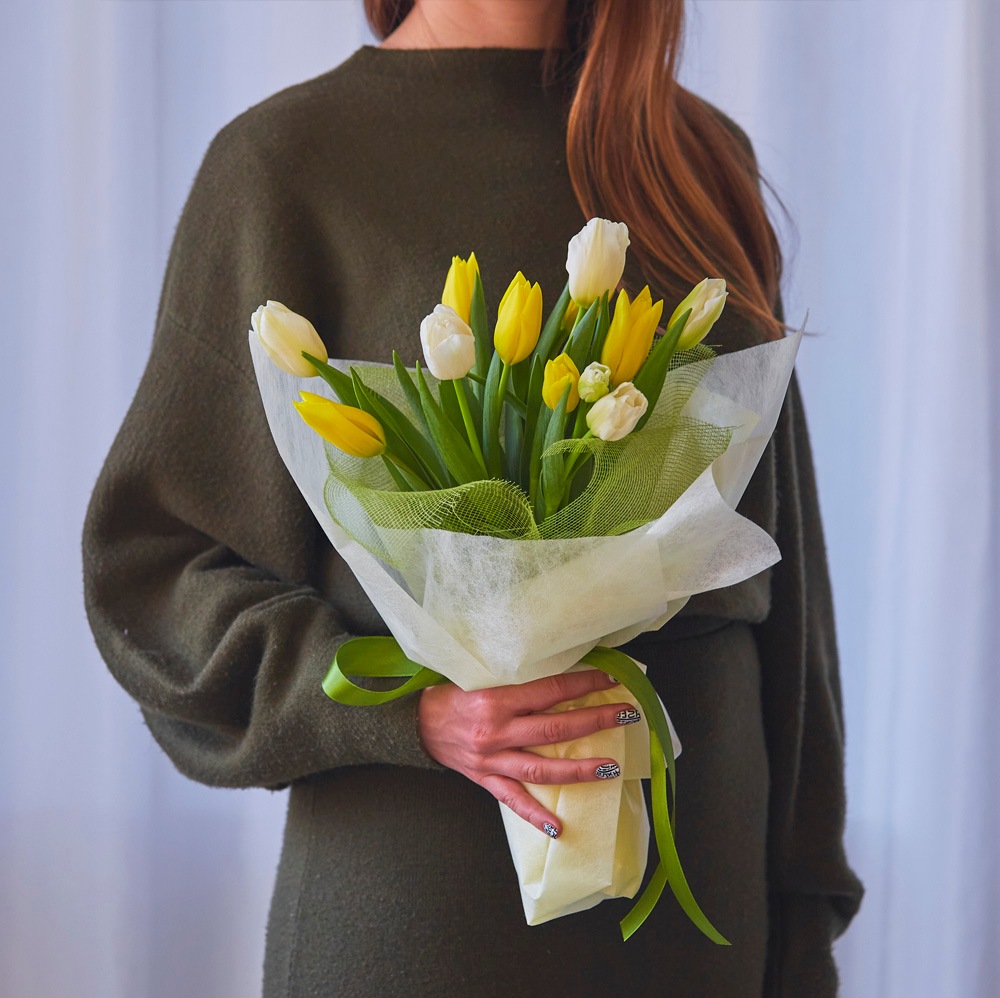 【季節の生花ブーケ】黄色のダズンチューリップ〈100-120サイズ〉