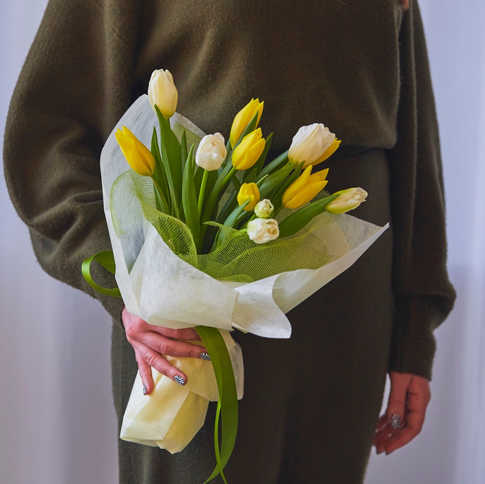 【季節の生花ブーケ】黄色のダズンチューリップ〈100-120サイズ〉
