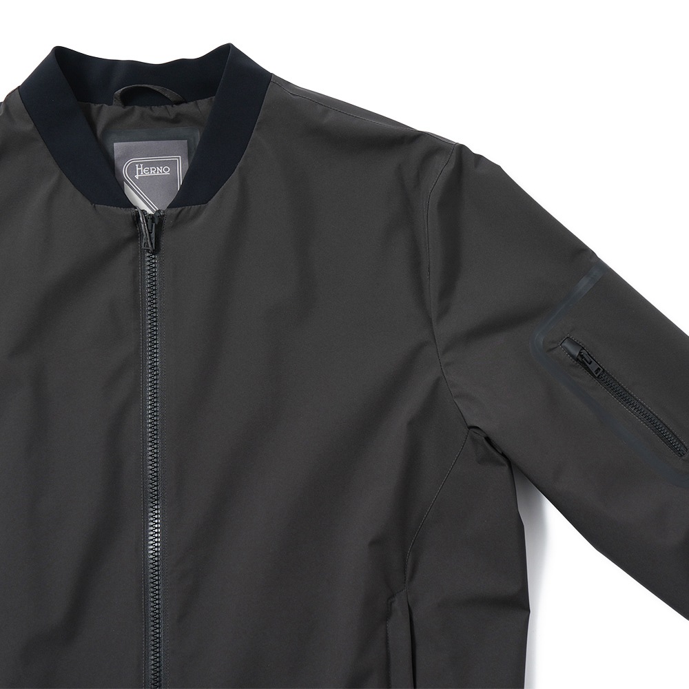 HERNO ヘルノ FUNCTIONAL WARDROBE GORE-TEX 2レイヤー MA-1型 ジップアップブルゾン GI000457U-11106 BROWN BLACK
