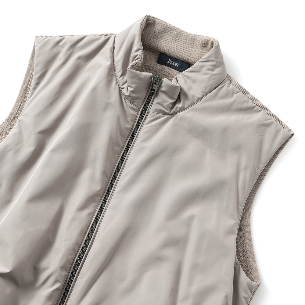 HERNO ヘルノ ポリエステル・コットンピケニット 中綿 ジップアップベスト MC000165U-72056 TAUPE
