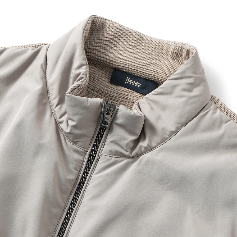 HERNO ヘルノ ポリエステル・コットンピケニット 中綿 ジップアップベスト MC000165U-72056 TAUPE