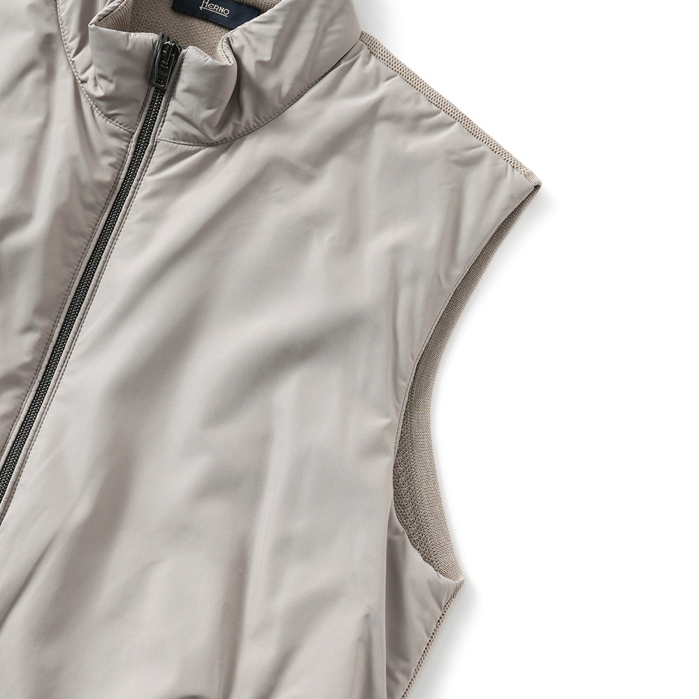 HERNO ヘルノ ポリエステル・コットンピケニット 中綿 ジップアップベスト MC000165U-72056 TAUPE