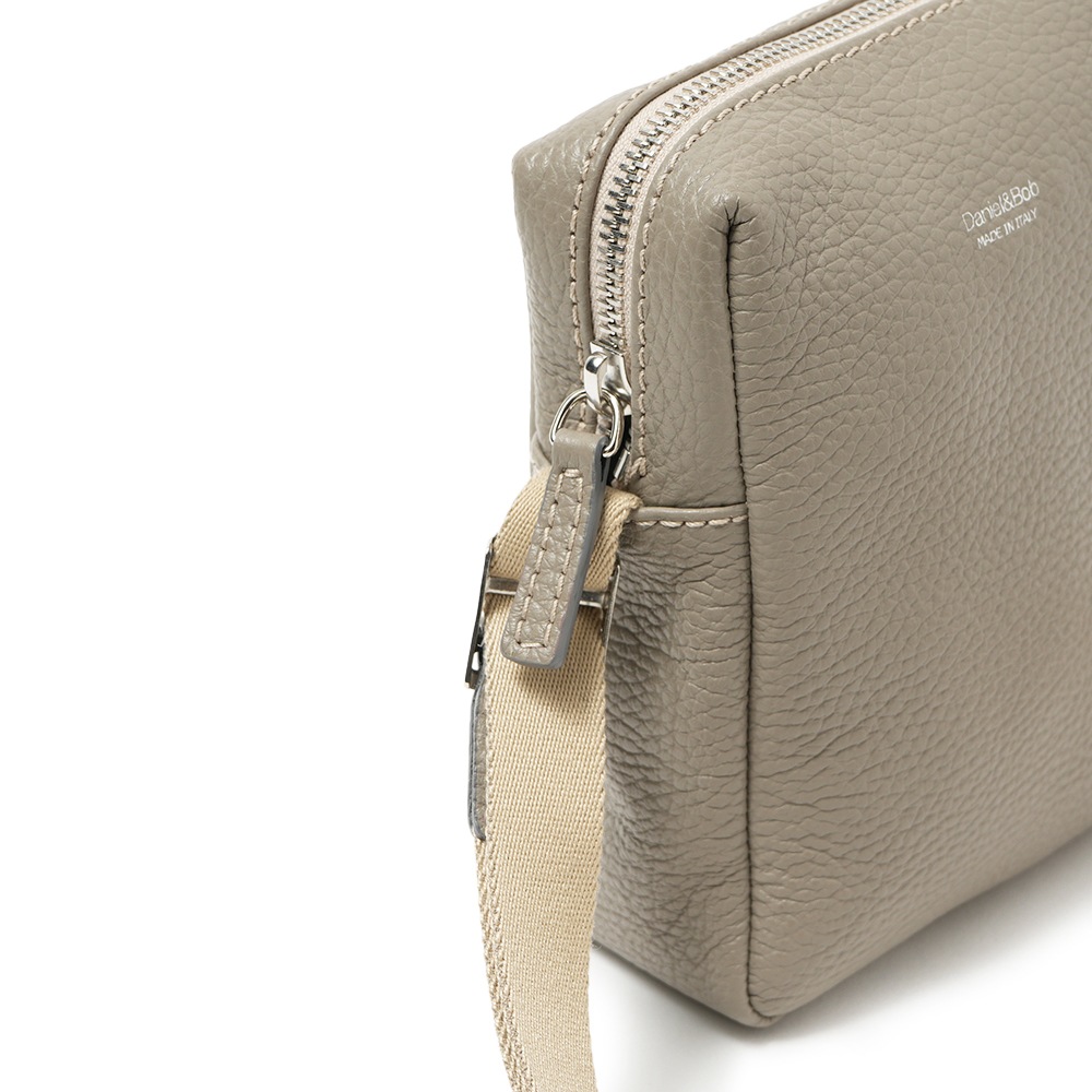 Daniel&Bob ダニエル&ボブ DADO-13 ALCE ダド アルチェ ミニショルダーバッグ TAUPE