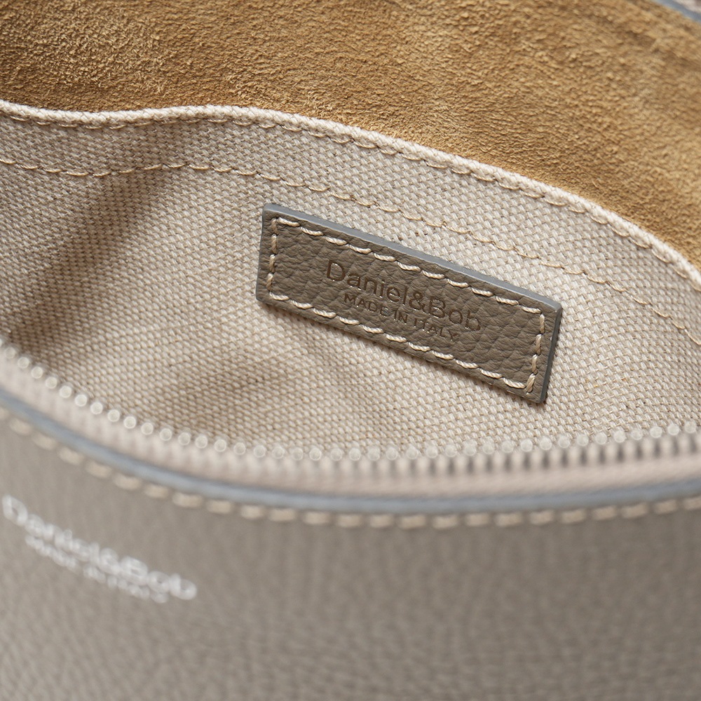 Daniel&Bob ダニエル&ボブ OTELLO SHOULDER-24SH ALCE accopiato オテッロショルダー 24 アルチェアコピアート TAUPE