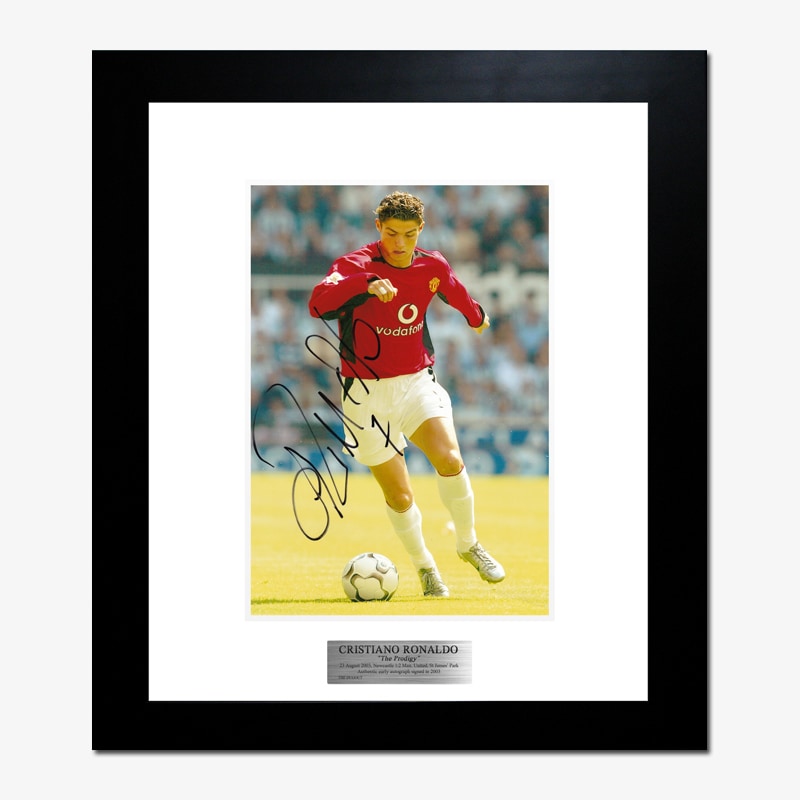 激レア　クリスティアーノ・ロナウド　直筆サイン入り写真＆ユニホームセット 激レア クリスティアーノ・ロナウド 直筆サイン入り写真＆ユニホーム