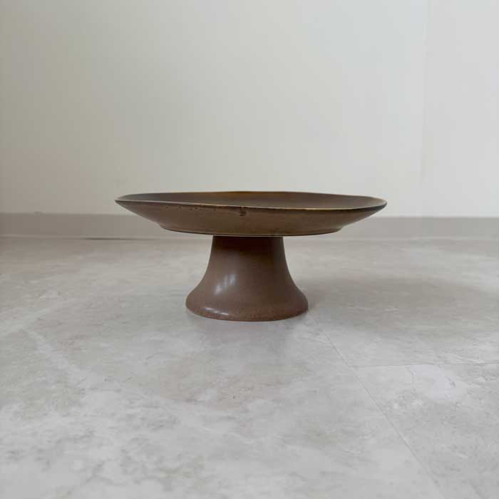 Stoneware pedestal serving dish (Brown)