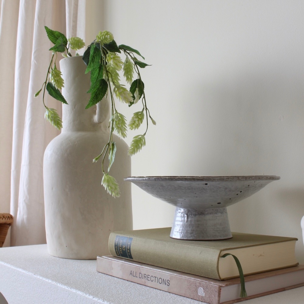 Stoneware pedestal serving dish (white)