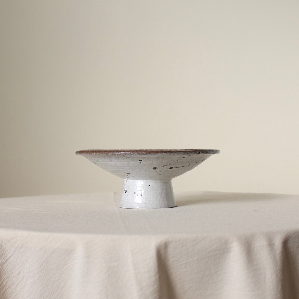 Stoneware pedestal serving dish (white)