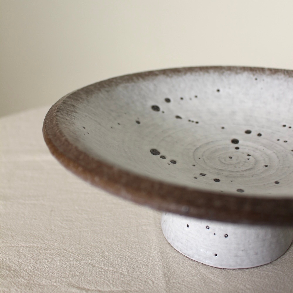 Stoneware pedestal serving dish (white)