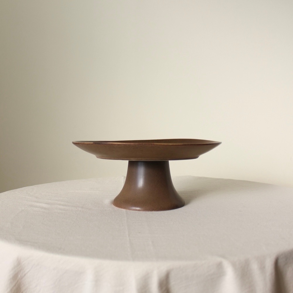 Stoneware pedestal serving dish (Brown)