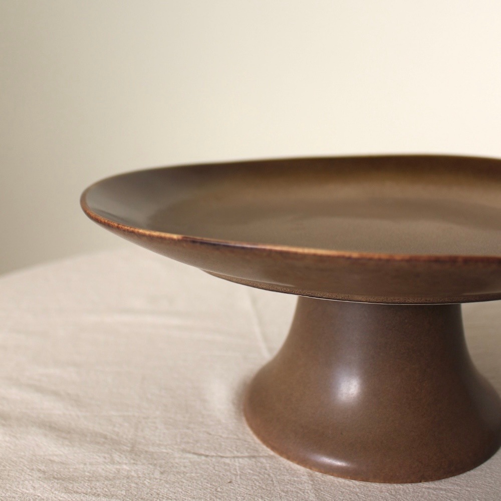 Stoneware pedestal serving dish (Brown)