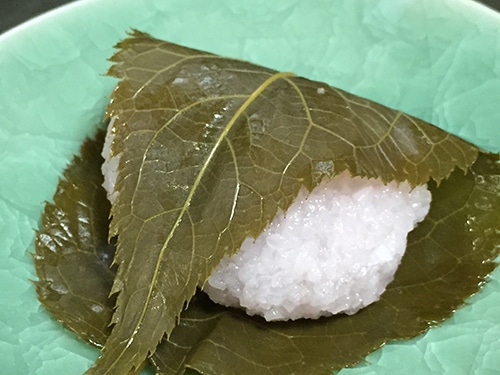 桜餅  渋谷ヒカリエ『村上』桜餅。求肥の入った、ちょっと違った味わいの桜餅